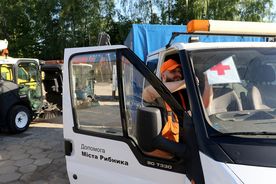 Osobowo-dostawczy Ford z pomocą humanitarną dla Ukrainy