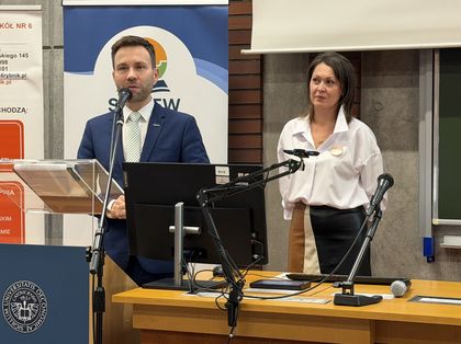 przemawiająca mężczyzna na auli