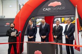 zdjęcie przedstawia ludzi na na konferencji z okazji otwarcia fabryki