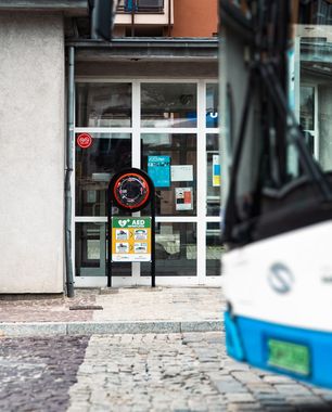Defibrylator na przystanku