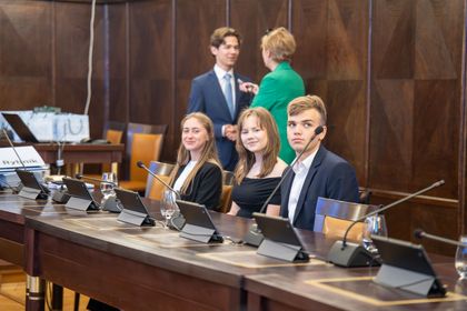 młodzież w sali obrad urzędu miasta na sesji młodzieżowej rady miasta