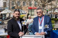 zdjęcie przedstawia ludzi na rynku