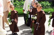 Procesja rybniczan ulicami miasta z zabytkową figurą świętego Antoniego