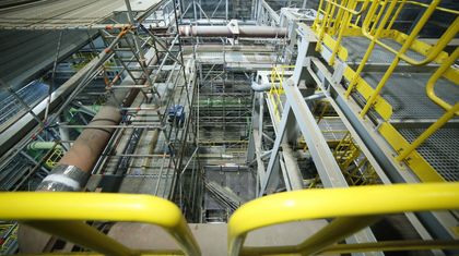 Widok budynku wewnątrz. Na zdjęciu widać rurociągi.