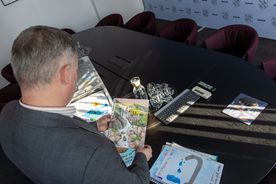 zdjęcie prezydenta przeglądającego prace dzieci