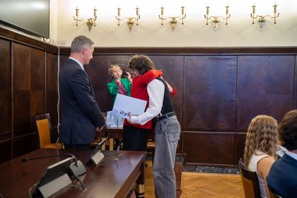 młodzież w sali obrad urzędu miasta na sesji młodzieżowej rady miasta