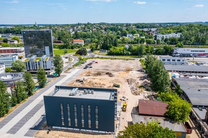 Rybnik z lotu ptaka, widok na Plac Armii Krajowej, okoliczne budynki i przestrzeń przeznaczona na powierzchnie biurowe prywatnych inwestorów. 