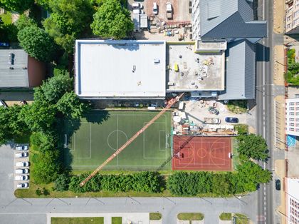 Widok z góry na budowę sali gimnastycznej na terenie I Liceum Ogólnokształcącego im. Powstańców Śląskich