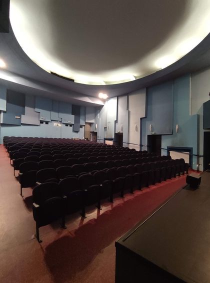 Sala widowiskowa przed remontem. 