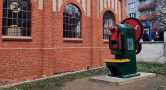 Dawna maszyna wykorzystywana w Hucie Silesia, ustawiona na skwerze otaczającym zabytkowy budynek dawnych wodociągów miejskich 