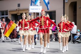 Przemarsz mażoretek