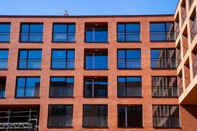 Briefing prasowy na terenie nowego budynku mieszkalnego TBS w Rybniku