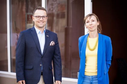 Wojciech Kiljańczyk i Ewa Klimaszewska przed budynkiem 