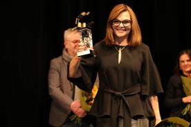 Laureatka Nagrody Literackiej Juliusz Marta Grzywacz ze statuetką nagrody na scenie podczas uroczystej gali w Teatrze Ziemi Rybnickiej 