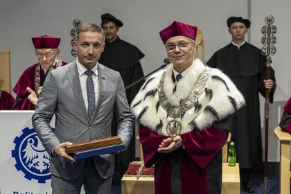 Prezydent Rybnika odbiera wyróżnienie nadane przez Senat Politechniki Śląskiej Miastu Rybnik - „Medal Politechniki Śląskiej” za działania na rzecz dobra wspólnego Uczelni i jej społeczności.