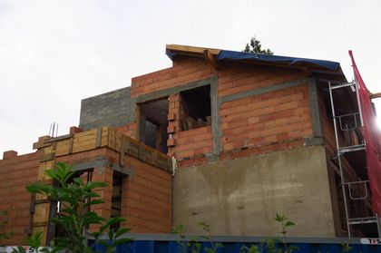 Dom samotnej matki fot.L.Tyl 2 Ceglany budynek w trakcie modernizacji