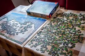 Puzzle rozłożone na stole