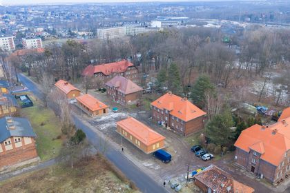 zakończone prace związane z odtworzeniem 3 nieużytkowanych budynków gospodarczych zlokalizowanych przy ul. Paderewskiego 31,33 oraz 35 