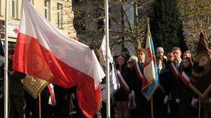 Obchody Święta Niepodległości na rybnickim rynku - flagi, mieszkańcy, żołnierze, poczty sztandarowe...