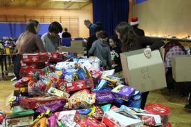 Pakowanie paczek w ramach akcji Czapka Św. Mikołaja Młodziezowej Rady Miasta Rybnika