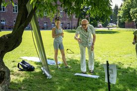 Seniorzy uprawiający sport w plenerze