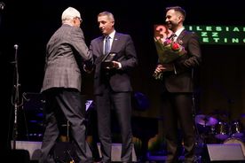 Uroczystość wręczenia nagród na scenie Teatru Ziemi Rybnickiej