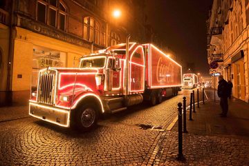 Oświetlona cieżarówka Coca-Coli 