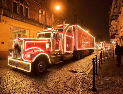 Oświetlona cieżarówka Coca-Coli