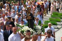 Procesja rybniczan ulicami miasta z zabytkową figurą świętego Antoniego