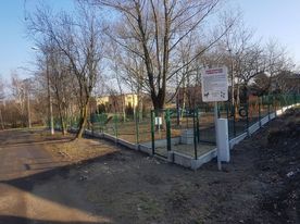 Wybieg boczna fot.RSK 3 Ogrodzony wybieg dla psów, elementy placu zabaw