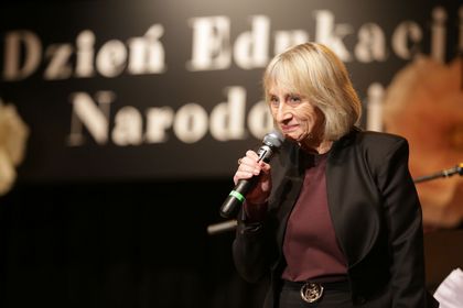 kobieta mówiąca do mikrofonu