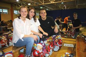 Pakowanie darów przez Młodzieżową Radę Miasta, w ramach akcji Czapka świętego Mikołaja