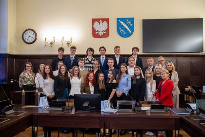młodzież w sali obrad urzędu miasta na sesji młodzieżowej rady miasta