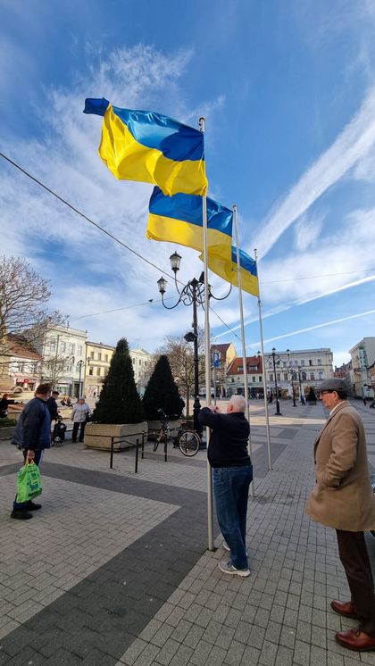 Flagi Ukrainy na rybnickim rynku