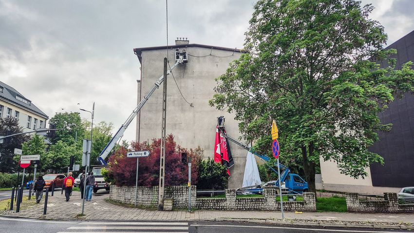 Demontaż reklamy na kamienicy