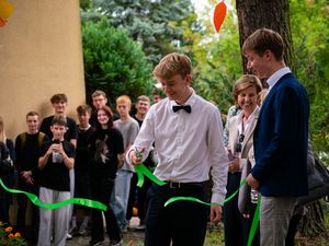 otwarcie zielonej strefy relaksu na terenie przyszkolnym