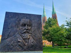 Odsłonięcie popiersia Ludwiga Schneidera - architekta rybnickiej bazyliki. Postument stoi na skwerze z widokiem na bazylikę