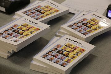 uczestnicy spotkania na premierze książki „Rybnik, moja opowieść. Rozmowy” 