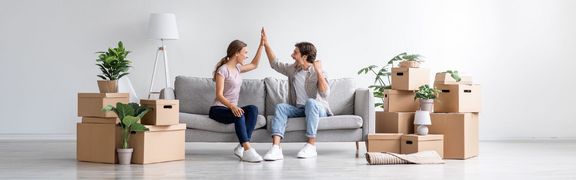 Kobieta i mężczyzna siedzący na kanapie. 