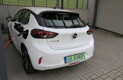 Biały samochód elektryczny marki Opel