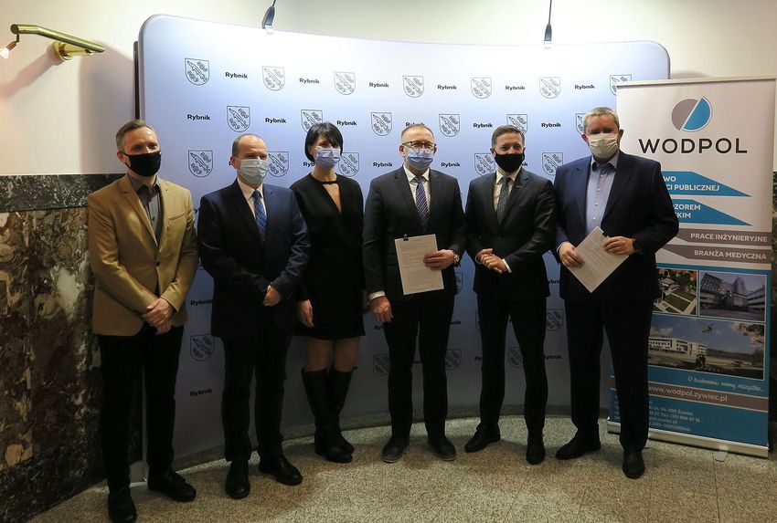 Spotkanie po podpisaniu umowy z wykonawcą wielorodzinnego budynku mieszkaniowego przy ulicy Hallera. Na zdjęciu przedstawiciele Rybnika z prezydentem miasta na czele oraz reprezentanci konsorcjum firm realizujących inwestycję 