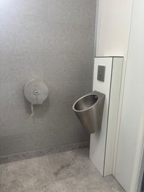 Zdjęcie przedstawia toaletę publiczną na placu wolności