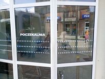 Zdjęcie przedstawia toaletę publiczną na placu wolności