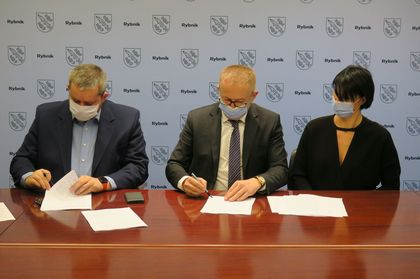 Podpisanie umowy z wykonawcą wielorodzinnego budynku mieszkaniowego przy ulicy Hallera. Przy stole przedstawiciel Miasta Rybnika oraz reprezentanci konsorcjum firm realizujących inwestycję 