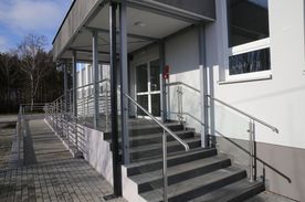 Wejście do budynku - schody zewnętrze z poręczą