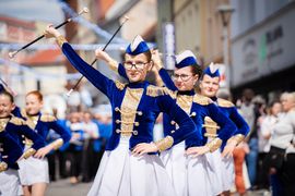 Zdjęcie przedstawia mażoretki