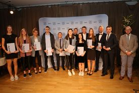 Sportowcy wyróżnieni za osiągnięcia w 2021 roku podczas uroczystej gali z udziałem władz miasta Rybnika. 
