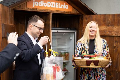 Zdjęcie przedstawia lodówkę społeczną.