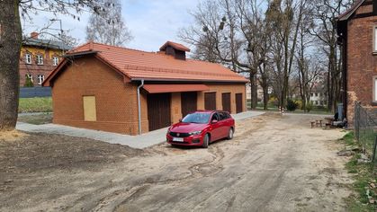 zdjęcie przedstawia Garaż