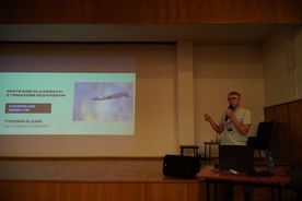 Przemowa mężczyzny na temat ptaków